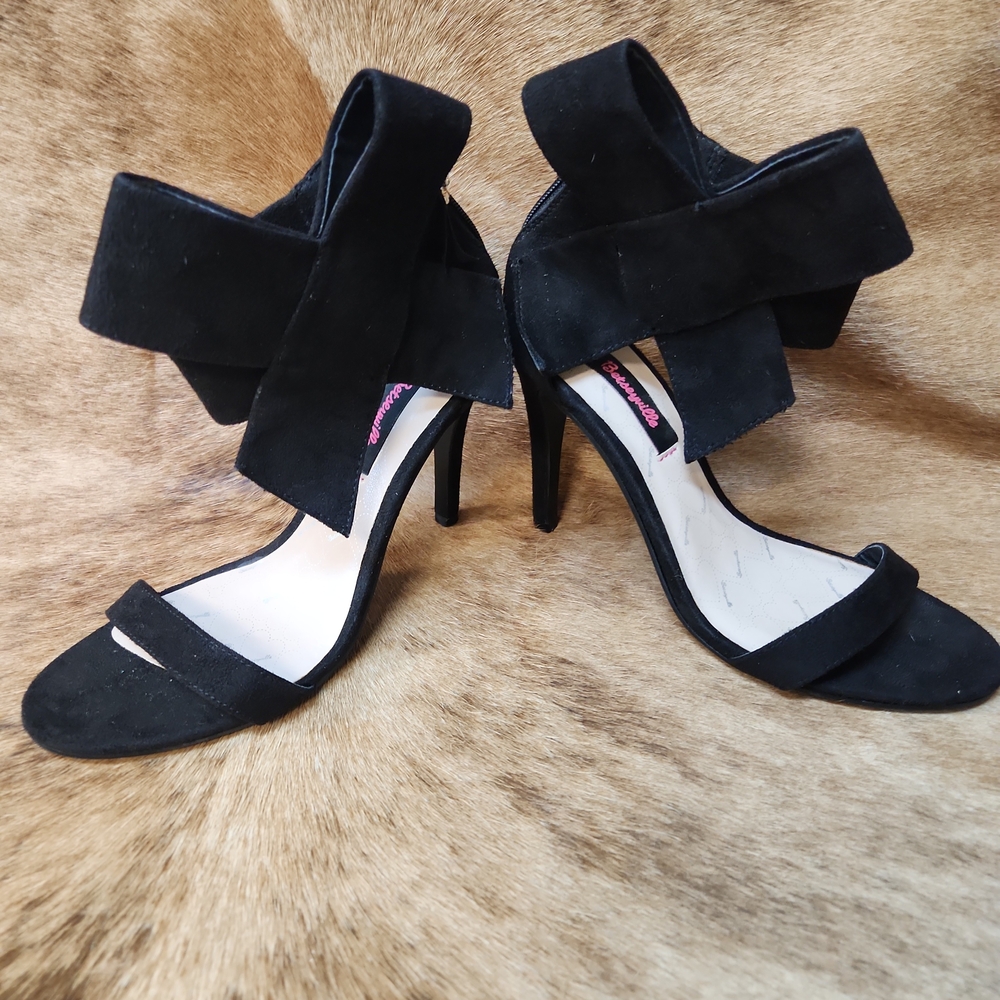 BETSY JOHNSON FLIRTY TOE WITH BOW 7.5 HIGH HEELS